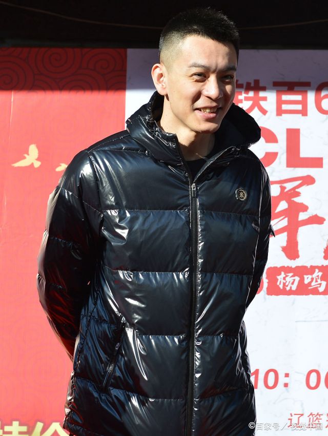 辽宁男篮的杨鸣参加活动,身穿一件黑色羽绒服,帅气登场